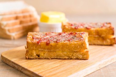 croque monsieur bacon ans egg sandwich