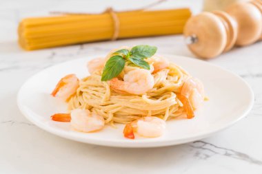 Spagetti krem peynir beyaz soslu karides