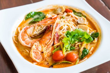 karides acılı spagetti (tom yum kung)
