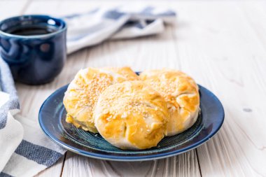 Asya tarzı ev yapımı elma pasta 