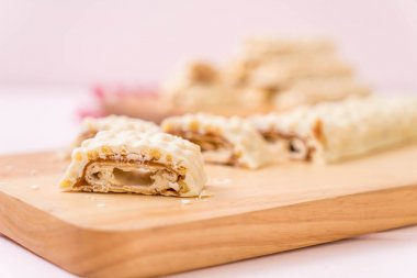 beyaz çikolata karamel ve gevrek gevrek bar ile