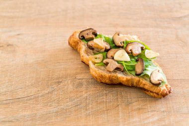 mantar kruvasan sandviç