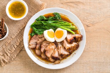 Demlenmiş Domuz bacak 