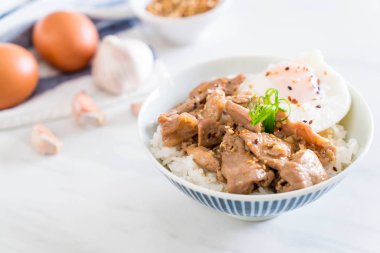 yumurta ile tepesinde pirinç Sarımsak soslu tavada kızartılmış domuz eti