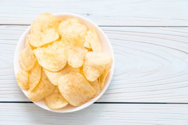 patates cipsi plaka üzerinde