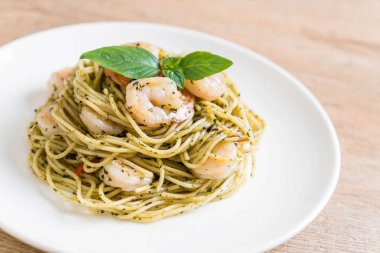 makarna spagetti pesto yeşil ve karides