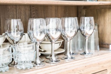 raf üzerinde birçok gözlük