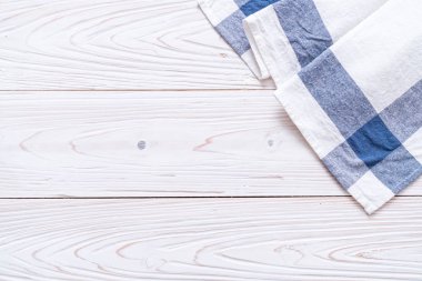 ahşap arka plan üzerinde mutfak bezi (peçete)