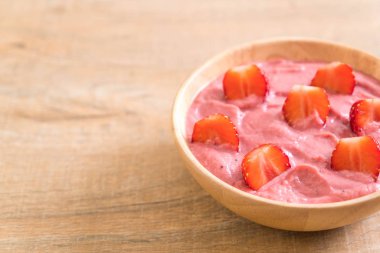 çilek smoothies kase