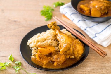 Şehriye ile tavuk Massaman köri hamur