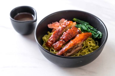 sebze erişte ile kızarmış ördek