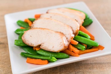 Yeşil bezelye ve havuç ile ızgara tavuk