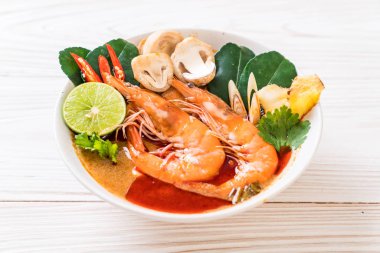 Tom Yum Goong baharatlı ekşi çorbası