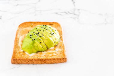 Kepekli ekmek tost ile avokado