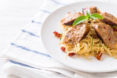 Sai Aua (Notrhern Tay baharatlı sucuk ile tavada kızartılmış spagetti)