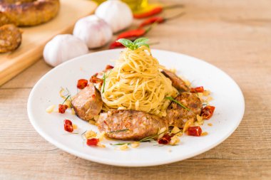 Sai Aua (Notrhern Tay baharatlı sucuk ile tavada kızartılmış spagetti)