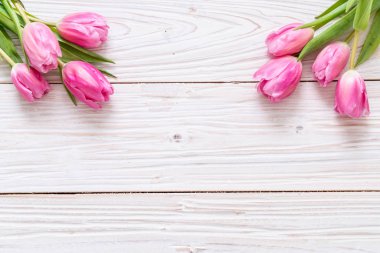 ahşap arka plan üzerinde Pembe Lale çiçek