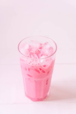 pembe çilek milkshake