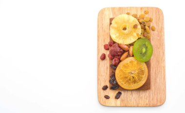 beyaz zemin üzerine meyveli kek