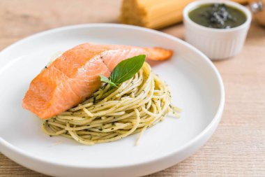 pesto yeşil ve somon makarna spagetti