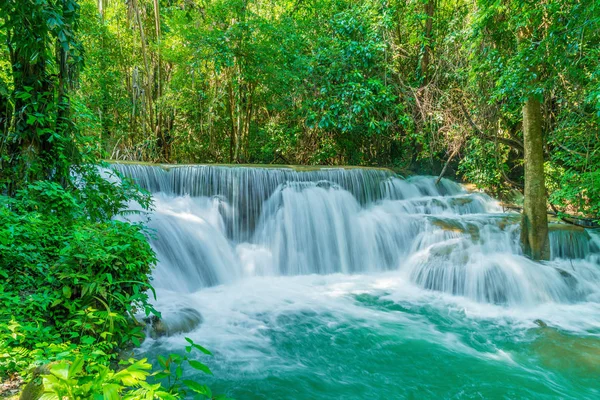 Huay Mae Kamin Cachoeira em Kanchanaburi, na Tailândia — Fotografia de Stock