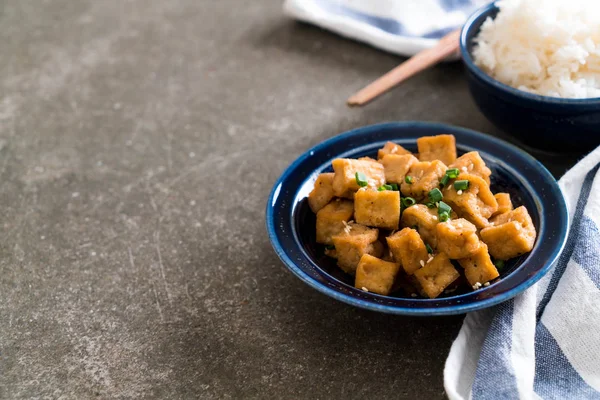 Tofu frit dans un bol au sésame — Photo