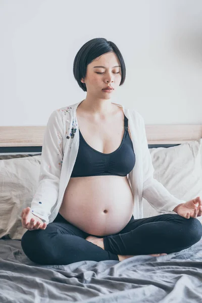 Junge schöne asiatische schwangere Frau meditiert oder Yoga macht Ex — Stockfoto