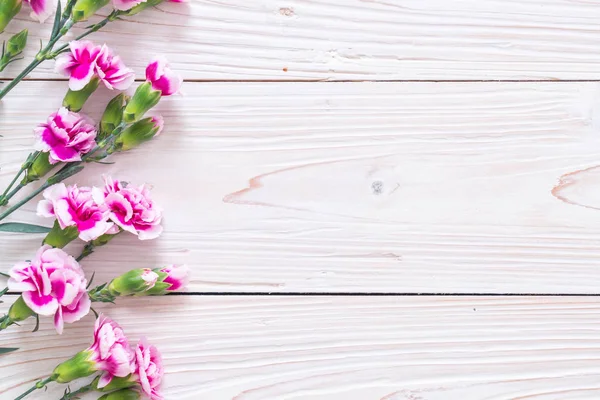 ahşap arka plan üzerinde pembe bahar çiçek