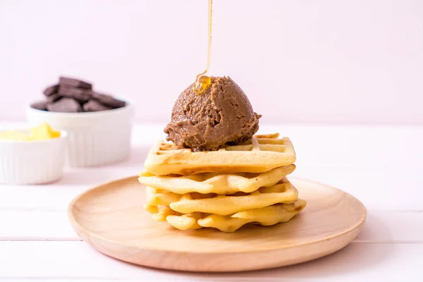 Chocolate ice-cream with waffle — Stock Photo, Image