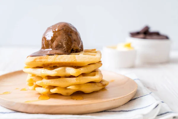 Chocolate ice-cream with waffle — Stock Photo, Image