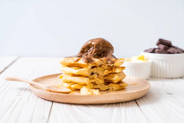 Helado de chocolate con gofre — Foto de Stock