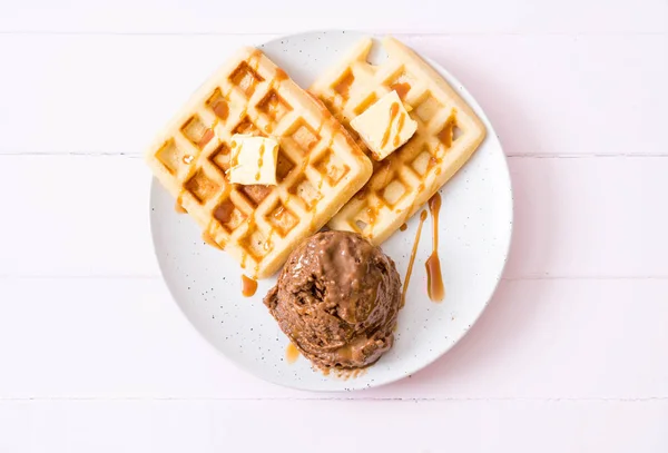 와플과 초콜릿 아이스크림 — 스톡 사진