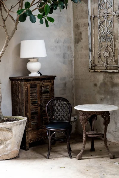 Chaise vide et table dans une pièce vintage — Photo