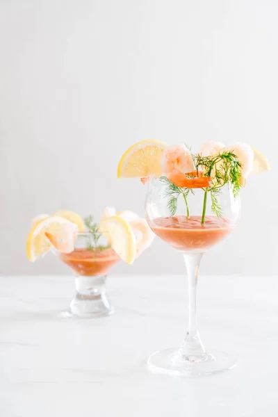 Garnalen cocktail met saus — Stockfoto