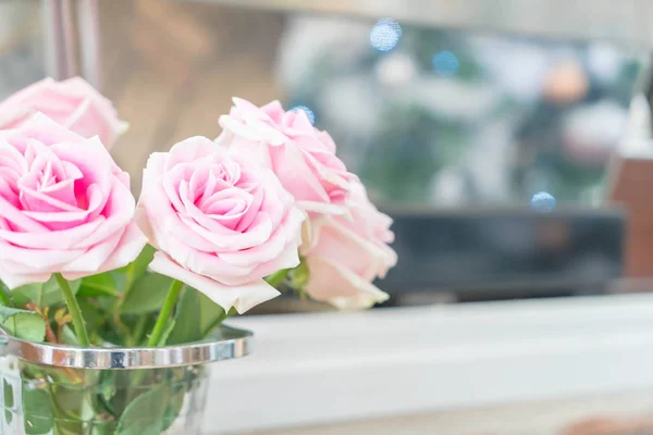 Рожева троянда у вазі — стокове фото
