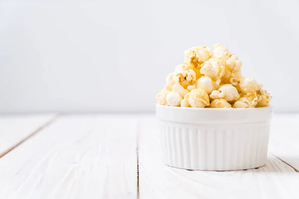 Zoete popcorn op hout — Stockfoto