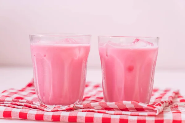 Розовый клубничный коктейль — стоковое фото