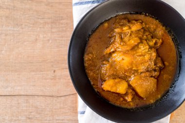 Şehriye ile tavuk Massaman köri hamur