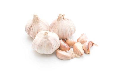 Beyaz arka planda taze sarımsak