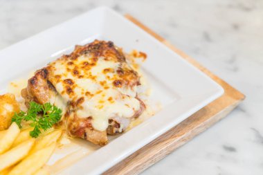 tavuk ve domuz eti biftek