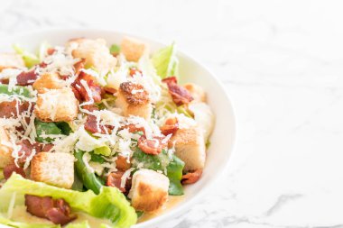 Sezar salatası masasında