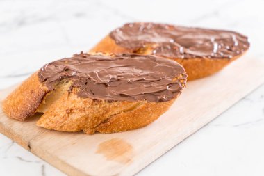 Çikolatalı fındık yaymak ekmek