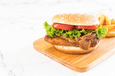 ızgara tavuk burger patates kızartması ile