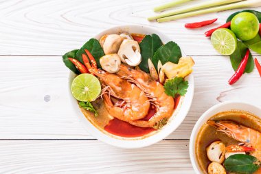 Tom Yum Goong baharatlı ekşi çorbası