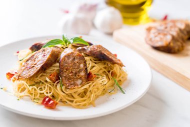 Sai Aua (Notrhern Tay baharatlı sucuk ile tavada kızartılmış spagetti)
