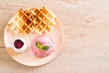 Çilekli dondurma waffle ile