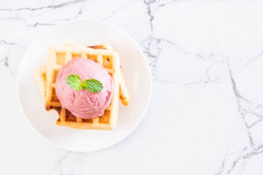 Çilekli dondurma waffle ile