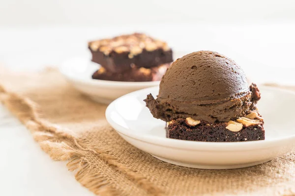 Brownies de chocolate com sorvete de chocolate — Fotografia de Stock