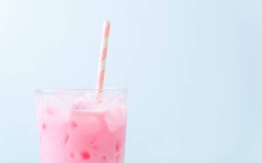 pembe çilek milkshake