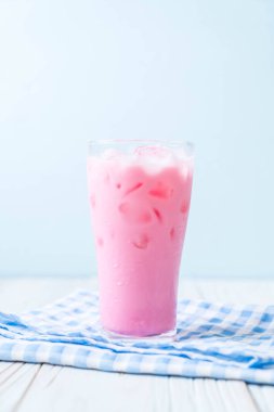 pembe çilek milkshake